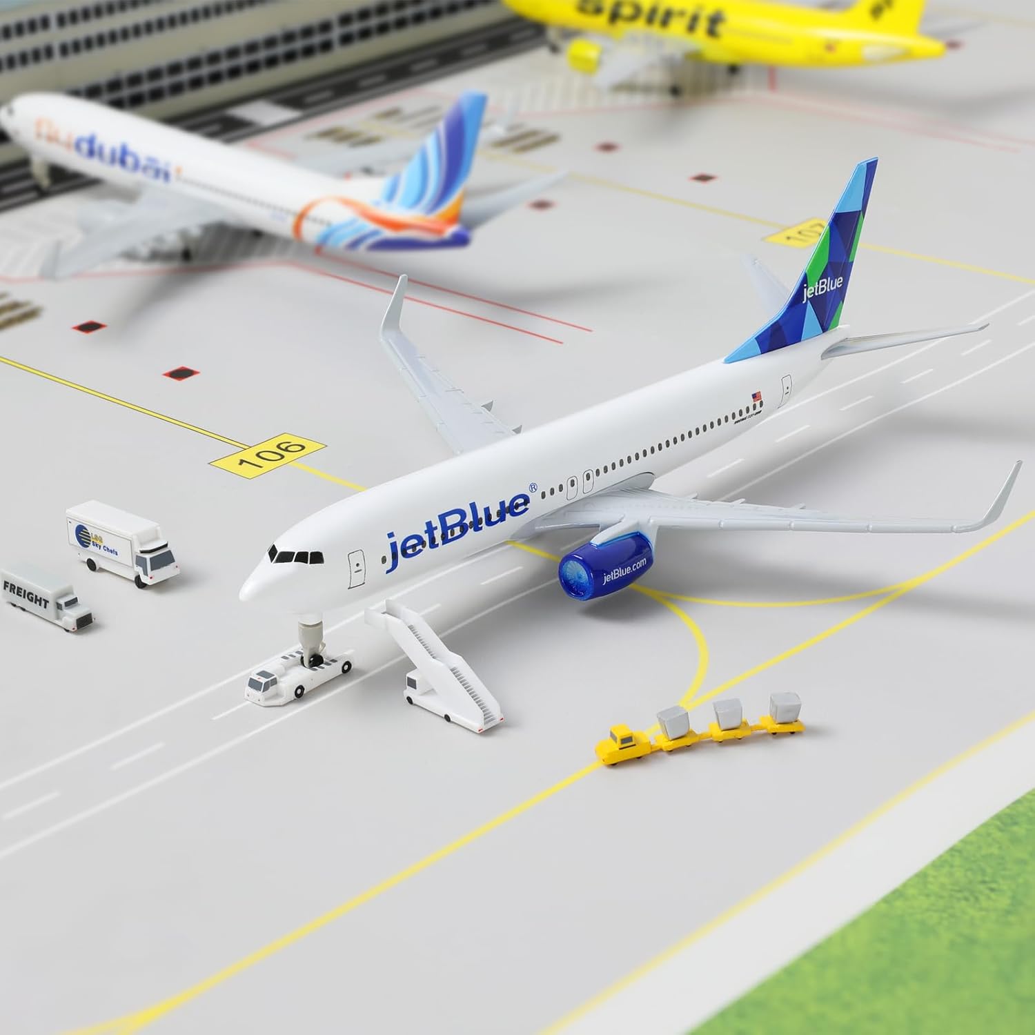 1/300 American for Jet Blue B7 - огляд і ціна Model Kit Jet